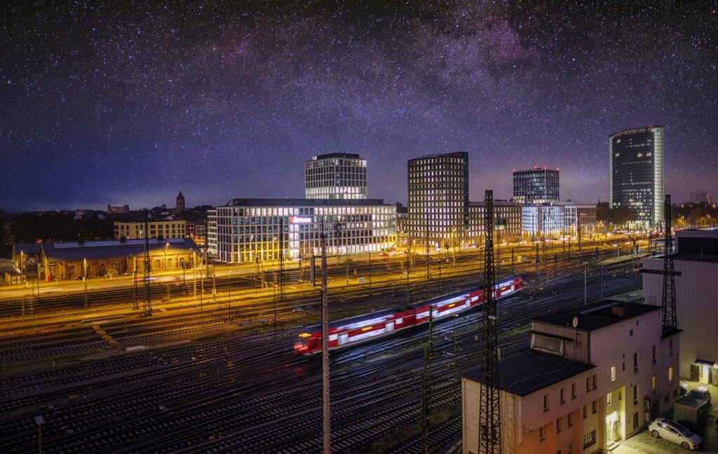 星空の下を駆け抜ける赤い電車