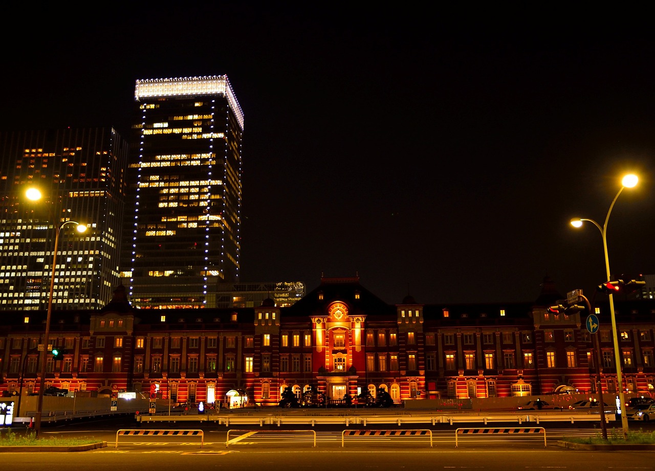 東京駅と高層ビルの夜景